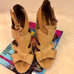 BCBG Dress Sandal 👡 With A Fun Twist 🌸🌸Shoes